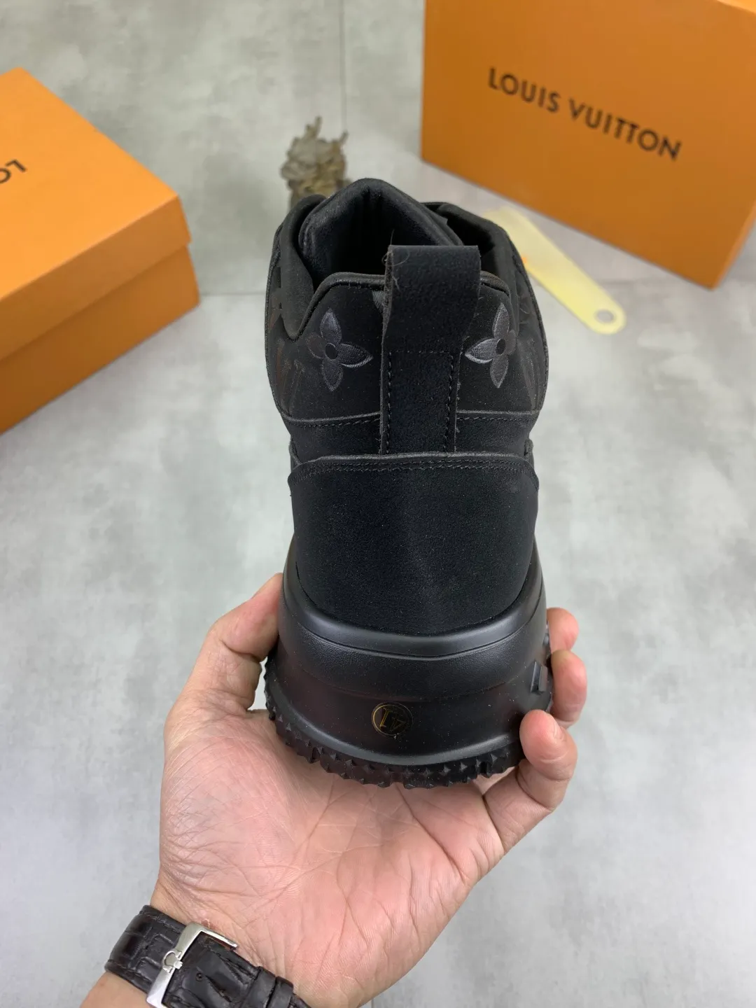 Men's men's shoes 💰P440 new style 💶【LOUIS VUITTON) new high top🍀LV Louis Vuitton *—— LV classic high top trendy shoes! Made of imported original soft calfskin, water-dyed pigskin lining. Original wear-resistant rubber outsole! High quality products! Code number: 38-44 Color: 2️⃣colors available